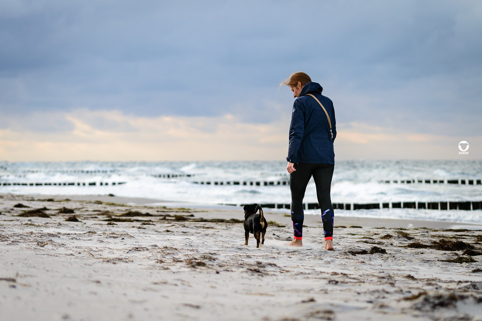 Zingst 2021 - Mensch-Hund-Team, Buddy & Me, Pinscher Buddy und Zweibein Melody beim Strandspaziergang